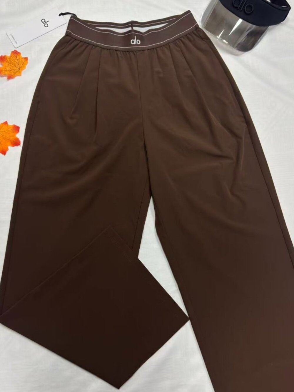 Model Off Duty 🛀 ALO Yoga Suit Up Trouser Coffee Brown🤳Wide-Leg Long-Leg Look - Picture 2 of 8